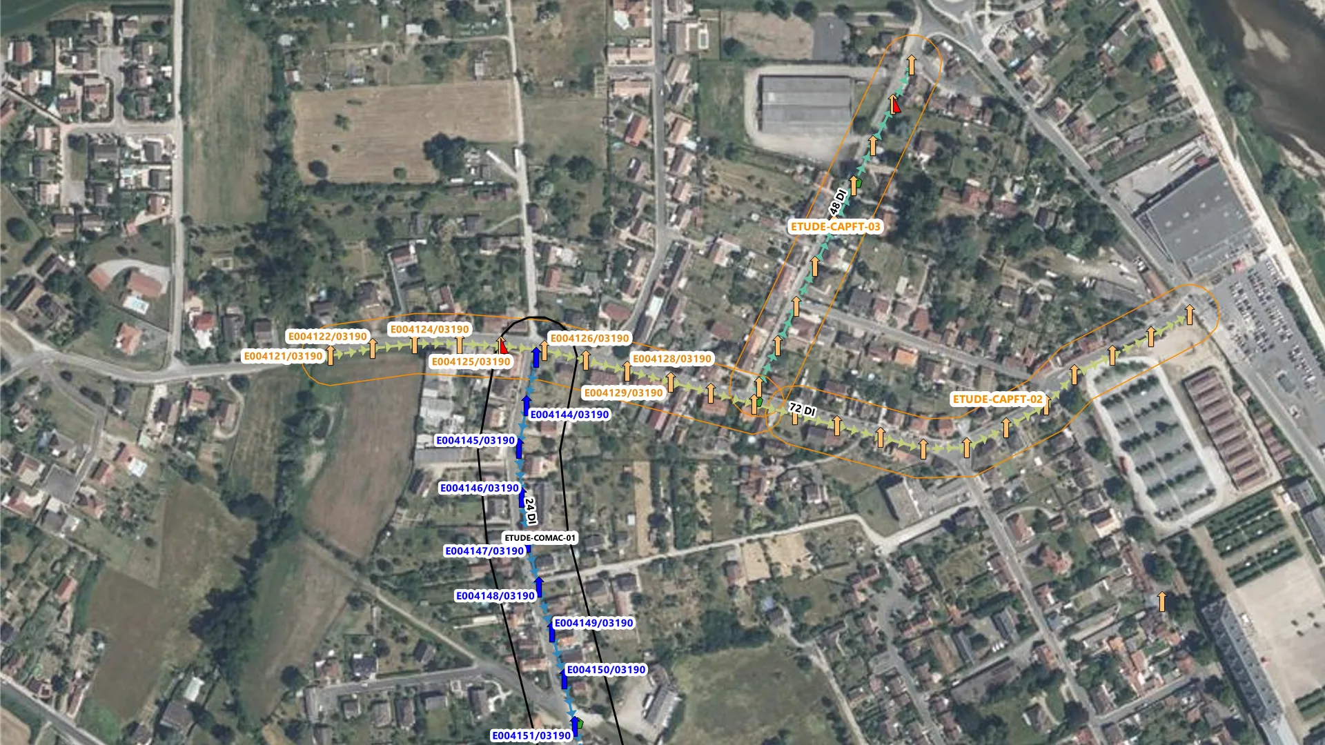 Orthophoto d’un quartier de Moulins avec appuis, câbles, trois contours d’études CAP_FT en orange et un contour d’étude COMAC en noir.