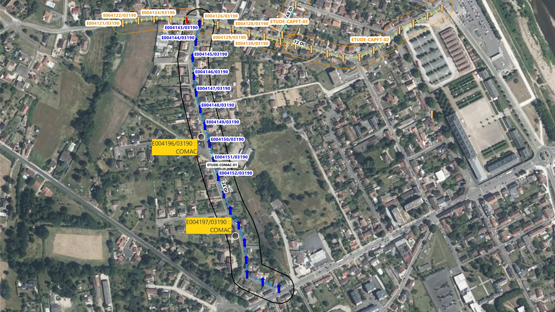 Orthophoto de la rue des Bretins avec les poteaux basse tension en bleu, le contour de l’étude COMAC, et deux points étiquetés E004196 et E004197 COMAC.